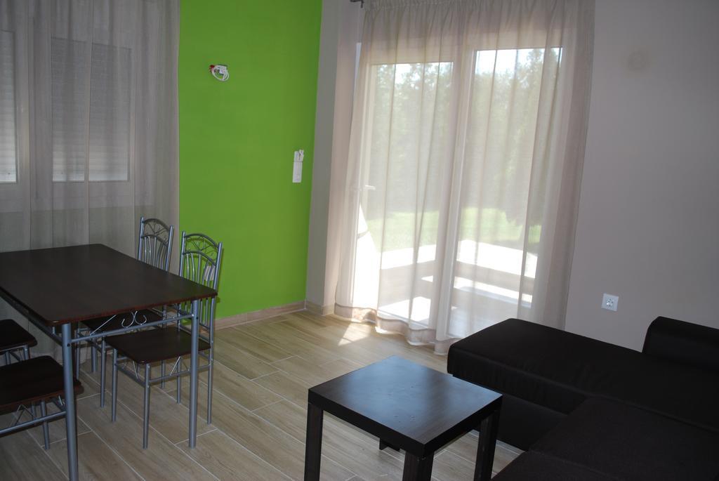 Family House Emerald Ліменарія Екстер'єр фото